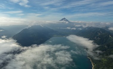 Avacha Bay ve Vilyuchinsky değişken bir Stratovolkan. Güney Kamçatka doğa parkı.