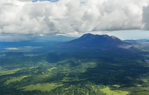 Maly Semyachik é um estratovulcão. Reserva Natural de Kronotsky na Península de Kamchatka . — Fotografia de Stock