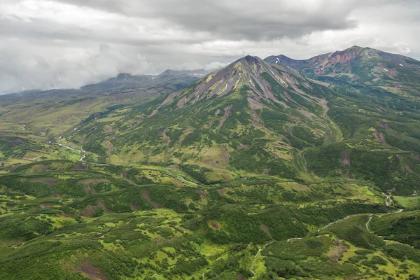 Réserve naturelle de Kronotsky sur la péninsule du Kamchatka. Vue de l'hélicoptère . — Photo