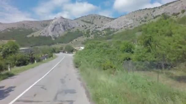 Autoviaje Verano al sur de Crimea. Hermosos caminos de montaña serpentina . — Vídeos de Stock