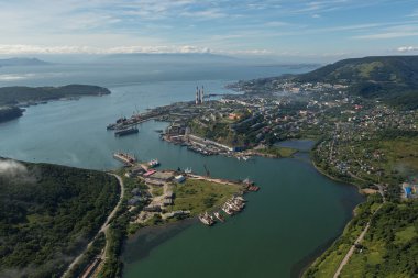 Avacha Bay ve Petropavlovsk-Kamchatsky Kamçatka Yarımadası'nın güneydoğu kıyısında.