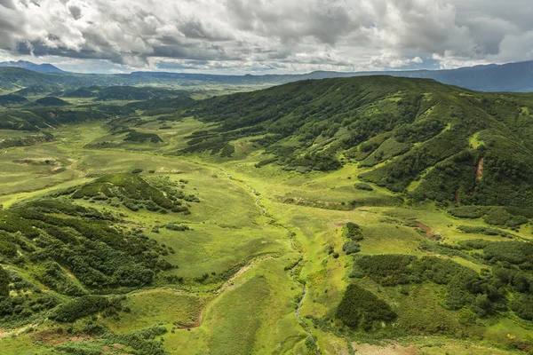 Rezerwat przyrody Kronotsky na półwyspie Kamczatka. Widok z helikoptera. — Zdjęcie stockowe