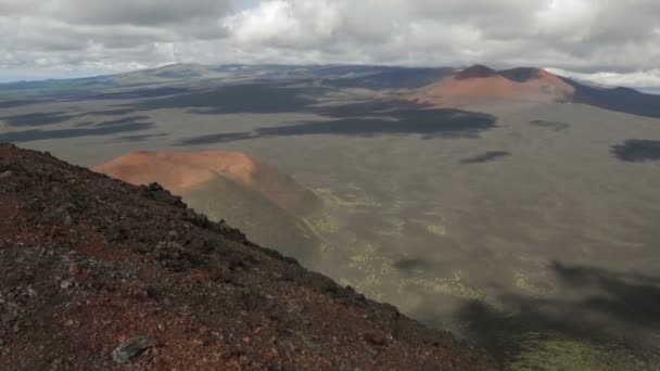 Lezení na severní konec velké erupce trhlina Tolbachik. — Stock video