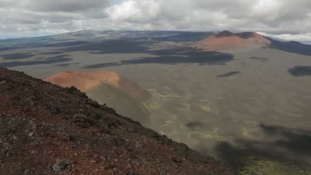 Klättring på norra brytning fantastiska Tolbachik spricka utbrott. — Stockvideo