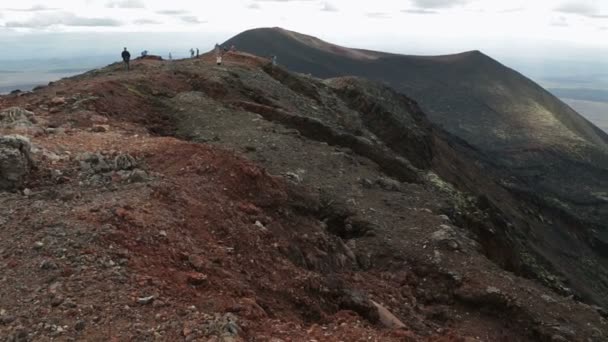 Arrampicata alla pausa nord Grande eruzione della fessura di Tolbachik . — Video Stock