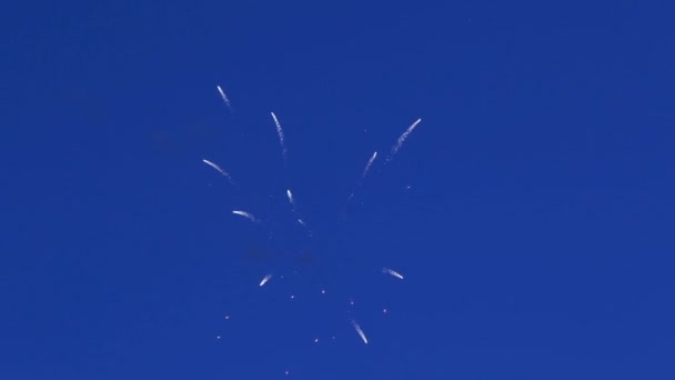 Красивые фейерверки на фоне голубого неба . — стоковое видео