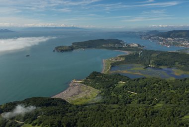 Pasifik Okyanusunda Kamçatka Yarımadası'nın güneydoğu kıyısında Avacha Bay.