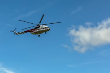 Turist helikopter mavi gökyüzü. Güney Kamçatka doğa parkı.