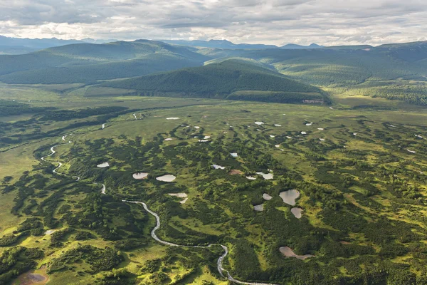 Kronotski Naturschutzgebiet auf der Halbinsel Kamtschatka. Blick aus dem Hubschrauber. — Stockfoto