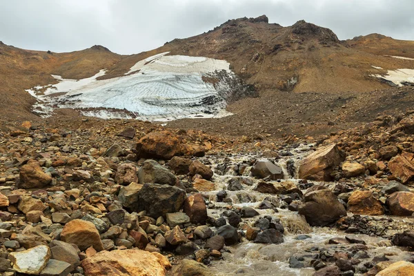 Aktif volkan Mutnovsky Tarih buzulların erime üzerinden akışı. — Stok fotoğraf