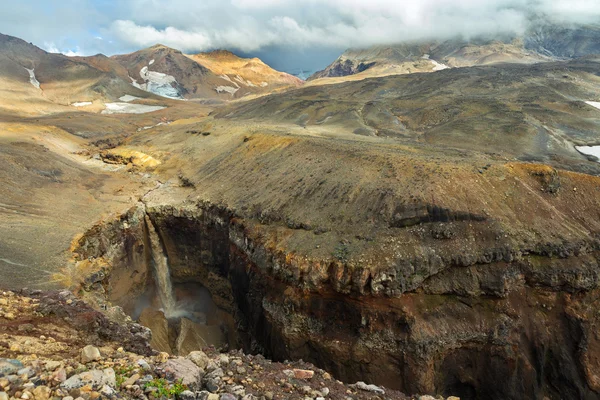 Cascada en el cañón peligroso cerca del volcán Mutnovsky en Kamchatka . — Foto de Stock