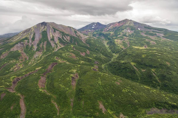 Réserve naturelle de Kronotsky sur la péninsule du Kamchatka. Vue de l'hélicoptère . — Photo