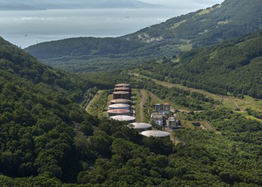 Petropavlovsk Kamchatsky yakınındaki dağlarda yakıt tankları.