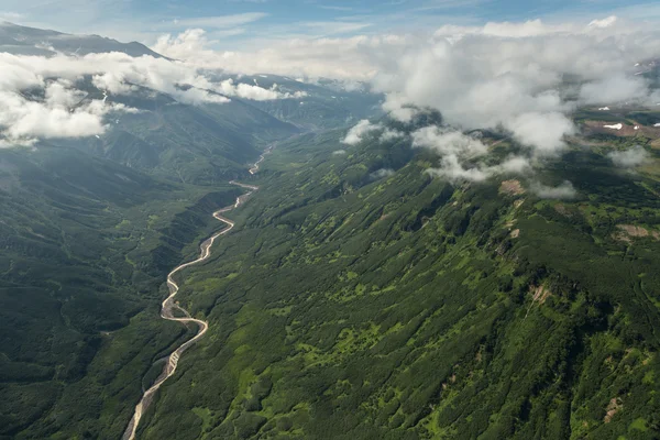 Lecho seco del río entre las colinas. Parque Natural de Kamchatka del Sur . —  Fotos de Stock