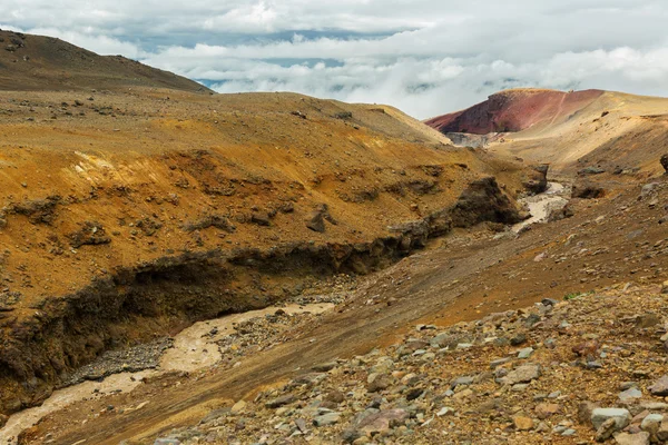 Corriente del derretimiento de glaciares en el volcán activo Mutnovsky . — Foto de Stock