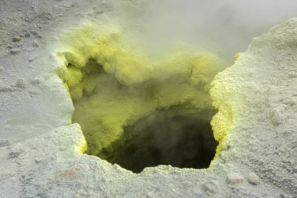 Фумарольная активность в кратере Мутновского вулкана . — стоковое фото