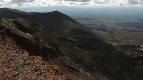 Wspinaczka do północnej break Świetne Tolbachik szczeliny erupcji. — Wideo stockowe