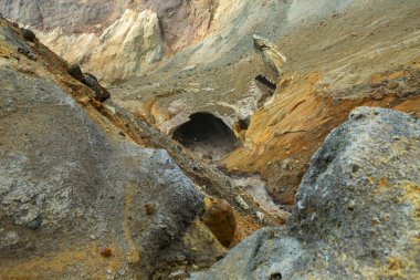 Mutnovsky volkanının etkin yamaçlarındaki buzullar.