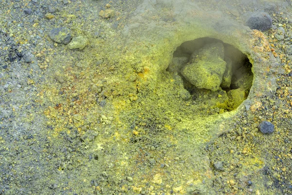 Fumarol aktivitet i kratern av Mutnovsky vulkan. — Stockfoto