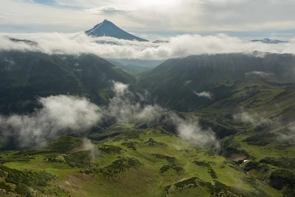 Estratovulcão Vilyuchinsky. Parque Natural South Kamchatka . — Fotografia de Stock