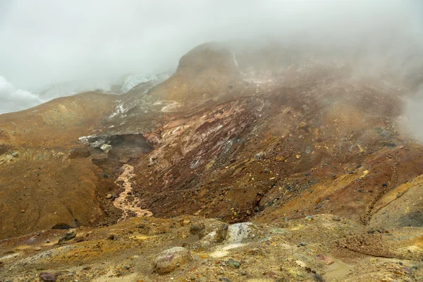 Stream från smältande glaciärer på den aktiva vulkanen Mutnovsky. — Stockfoto