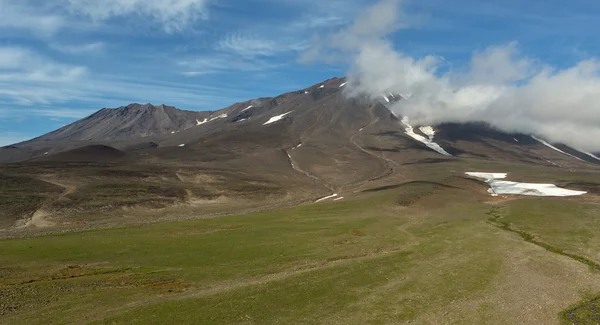 Mutnovsky est un volcan complexe situé dans la partie sud de la péninsule du Kamchatka . — Photo