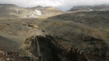 Kamçatka'Mutnovsky yanardağ yakınındaki Dangerous Kanyon şelale.