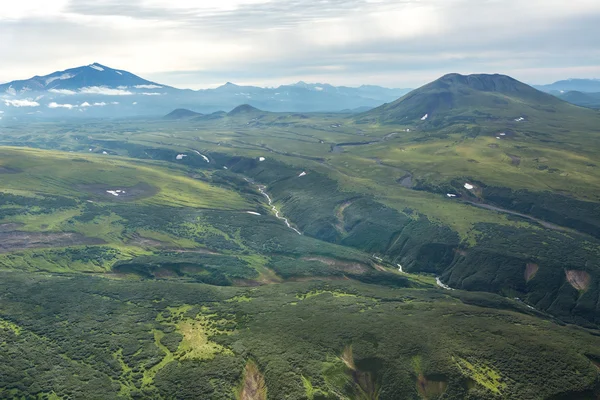 Fiume glaciale tra le colline. Parco Naturale della Kamchatka meridionale . — Foto Stock