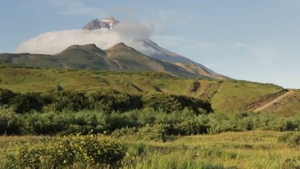 移动的 Vilyuchinsky 火山周围云. — 图库视频影像