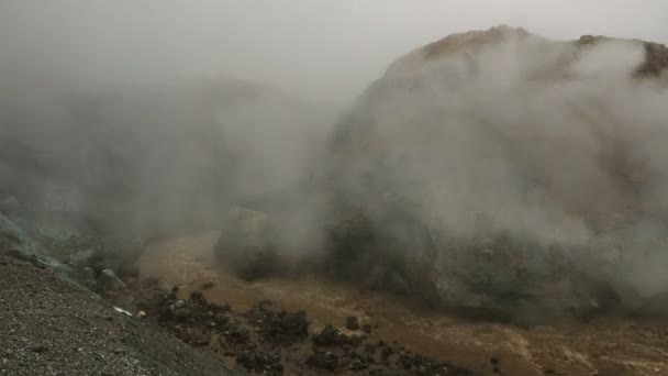 Strom aus dem Abschmelzen der Gletscher auf dem aktiven Vulkan mutnovsky. — Stockvideo
