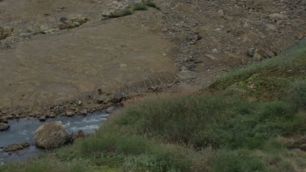 Río Geysernaya en Valle de los Géiseres . — Vídeo de stock