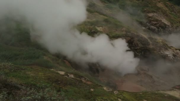 Utbrott av geyser Bolshoy i dalen av gejsrar. — Stockvideo