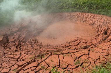 Krasnyy kırmızı Mudpot Geysers vadi içinde.