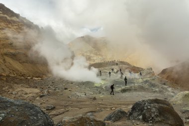 Kamçatka üzerinde aktif yanardağ Mutnovsky tırmanma.