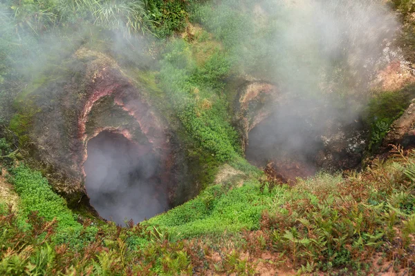 Geyser κόλαση πύλη του Βραδεμβούργου Ada στην κοιλάδα των Geysers. — Φωτογραφία Αρχείου