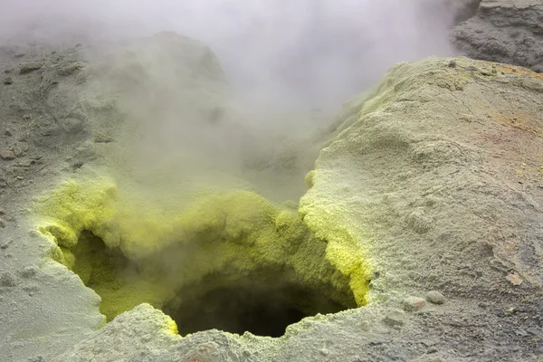 Фумарольная активность в кратере Мутновского вулкана . — стоковое фото