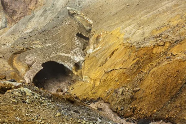 Geleiras em encostas do vulcão ativo Mutnovsky. — Fotografia de Stock