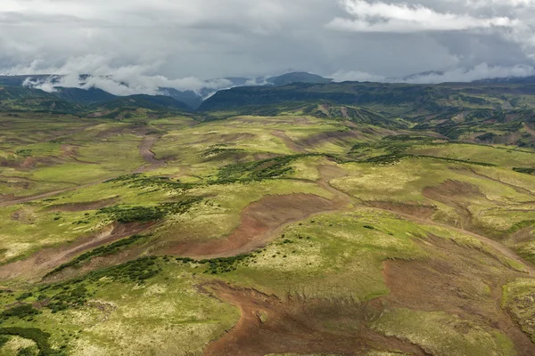 Reserva Natural Kronotsky en la península de Kamchatka. Vista desde el helicóptero . —  Fotos de Stock