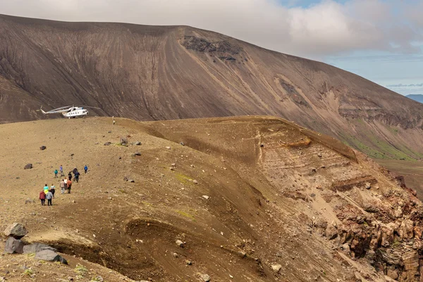 Helicóptero turístico en el volcán Caldera Ksudach. Parque Natural de Kamchatka del Sur . — Foto de Stock