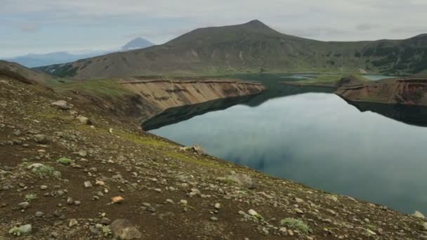 Jezero v kaldeře sopky Ksudach. — Stock video