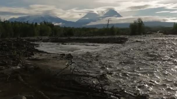 River Studenaya and Kluchevskaya group of volcanoes at dawn. — Stock Video