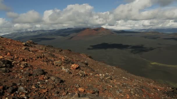 Climbing to northern break Great Tolbachik Fissure Eruption. — Stock Video