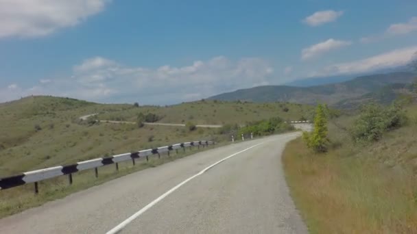 Autotravel lato na południe od Crimea. Pięknych górskich serpentynach dróg. — Wideo stockowe