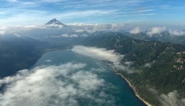 Avacha Bay ve Vilyuchinsky değişken bir Stratovolkan. Güney Kamçatka doğa parkı.