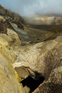 Mutnovsky volkanının etkin yamaçlarındaki buzullar.
