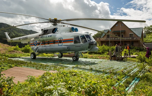 Helikopter landde op de grond in de buurt van reserve administratie in de vallei van de geisers. — Stockfoto