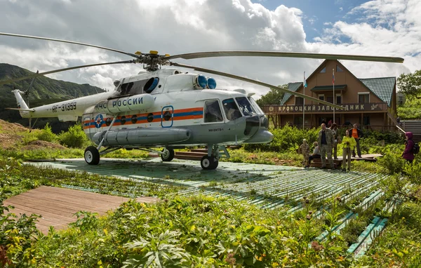 Yere rezerv yönetim Geysers Vadisi'yakın helikopter indi. — Stok fotoğraf