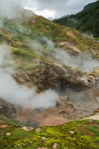 Erupce Bolshoy Big Gejzír v údolí gejzírů. — Stock fotografie