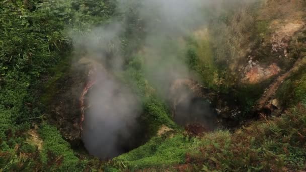 Vrata Ada Gate Hell Geyser en el Valle de los Géiseres . — Vídeos de Stock