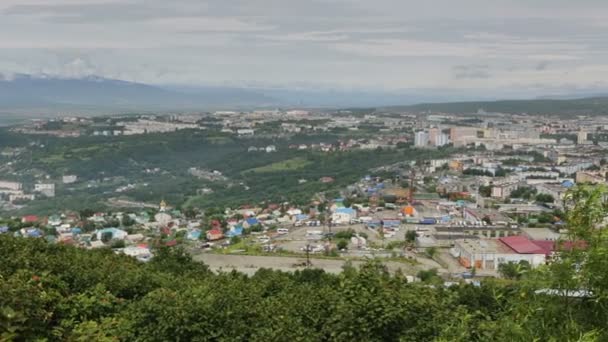 Петропавловск Камчатский на фоне вулканов группы Авача . — стоковое видео